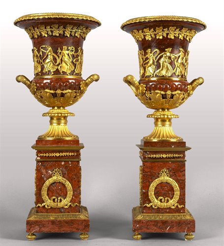 Coppia di vasi in marmo rosso e fregi dorati